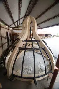 Egyedi hajlított rétegragasztott fagerendák készítése